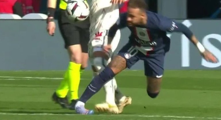 Neymar torce violentamente o tornozelo direito. A mesma lesão que o tirou de dois jogos da Copa
