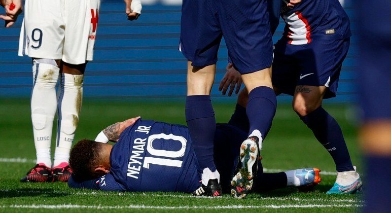 Neymar teve de ser retirado de campo sob uma maca
