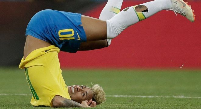 O antídoto para Neymar escapar dos pontapés. Não forçar dribles