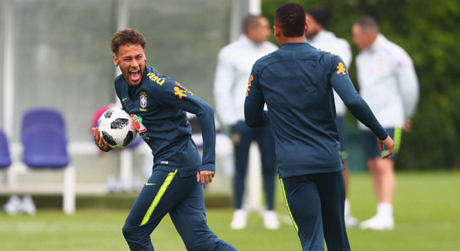 Neymar se diverte fora do campo jogando videogame e não perdoa quem perde