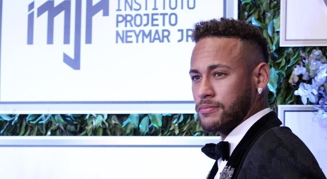 Neymar apareceu em público pela 1ª vez desde a Copa do Mundo