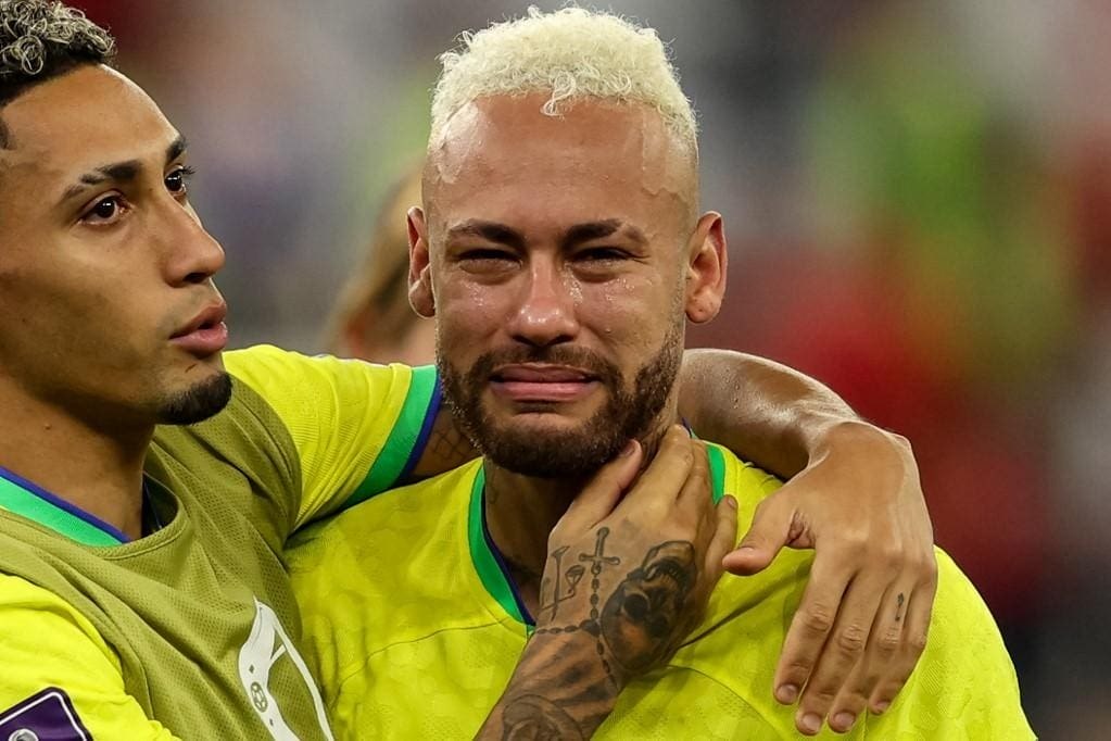 2022. Neymar chora após a eliminação do Brasil nos pênaltis. Terceira derrota nos Mundiais