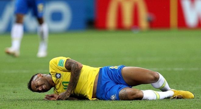 Neymar mais uma vez rolando no gramado durante a Copa. Ele jura que não simulou