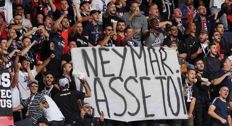 Torcidas organizadas do PSG se cansaram de Neymar. Palavrões e vaias viraram rotina contra ele