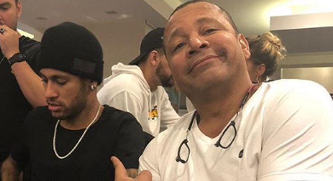 O pai de Neymar cuida do seu dinheiro. E dá uma mesada para seus luxos