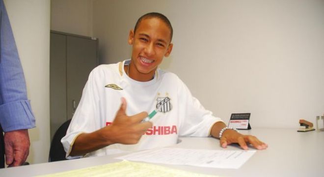 Desde o primeiro contrato até hoje. Quem decide tudo é o pai de Neymar