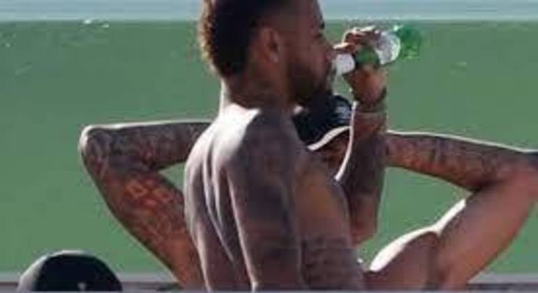 Neymar, em férias, no Rio. A foto, tomando cerveja, correu o mundo