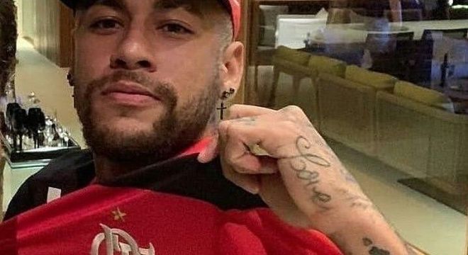 Neymar já colocou várias vezes a camisa do Flamengo nas redes sociais