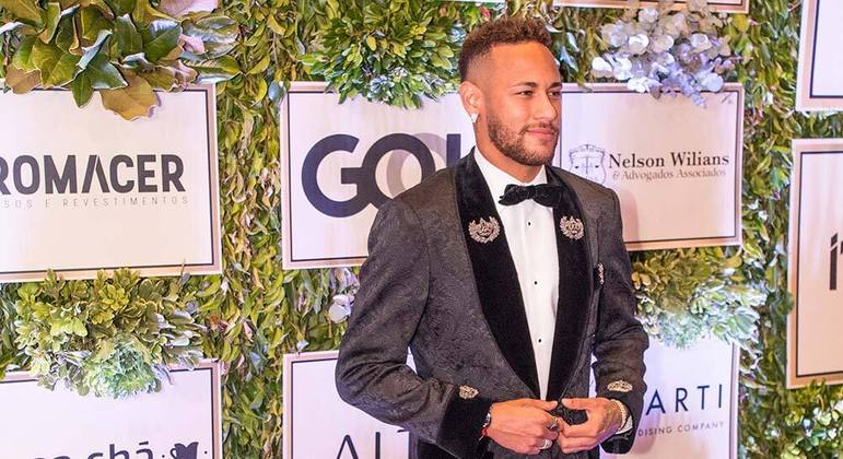 Leilão beneficente de Neymar será transmitido pela TV Cazé. Nada do jogador é discreto