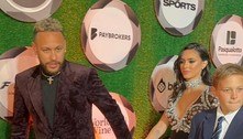 Após assumir traição, Neymar chega em evento ao lado da namorada, mas ignora imprensa 