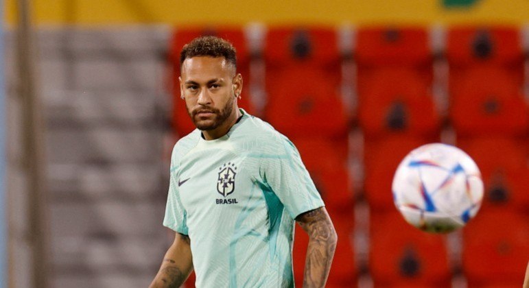 Neymar em treino na véspera da estreia do Brasil na Copa