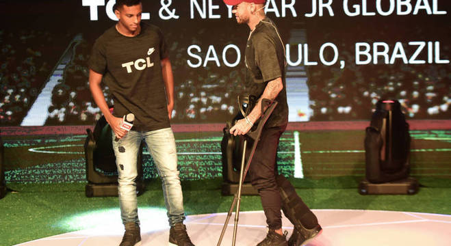 Com a perna imobilizada, Neymar não parou. Recuperação criticada na França