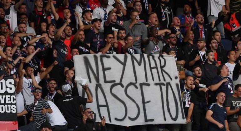 'Neymar, vaza daqui', diz a faixa da própria torcida do PSG. Perseguição só piora