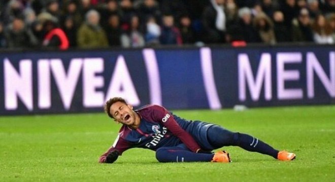 Neymar. Jogador com duas fraturas no mesmo osso