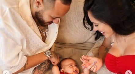 Neymar e Bruna brincam com a filha, Mavie
