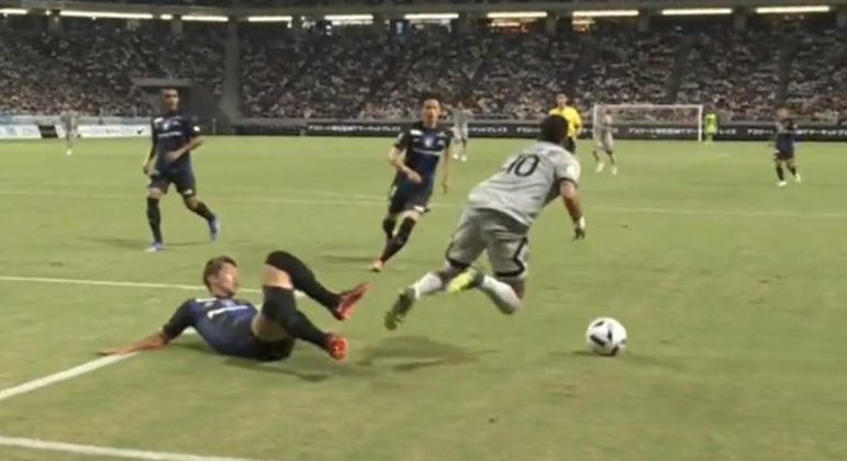 As pernas do zagueiro Miura recolhidas. Neymar cavou o pênalti. Portais europeus ironizam a simulação