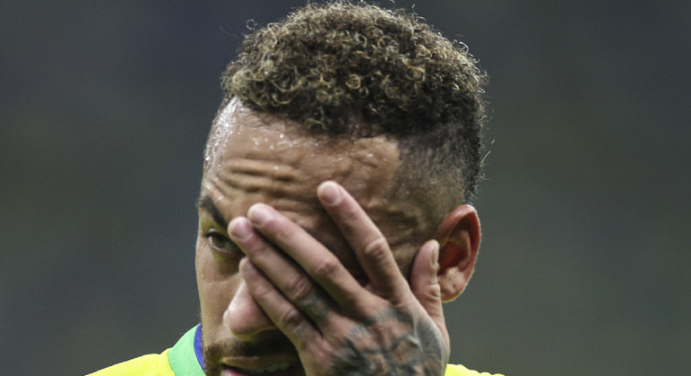 Neymar amanheceu com o tornozelo direito inchado. Ele quer jogar contra a Suíça. Dependerá de Tite
