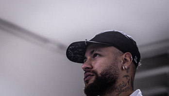 A bordo do próprio cruzeiro, Neymar diz que vai comprar o Santos
 (Raul Baretta/ Santos FC - 21/04/2023)