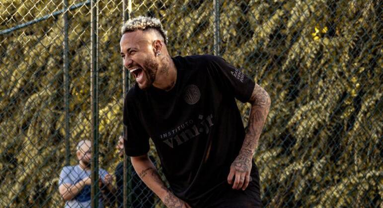 O assunto da semana é a revelação de que Neymar não quer continuar no Paris Saint-Germain e pediu para deixar o clube até o fim deste mês. O Al-Hilal, que sonha com o atleta desde o começo do ano, chegou com uma proposta astronômica pelo jogador: um salário superior a R$ 35 milhões por mês, o que significa mais de R$ 1 milhão por dia e R$ 430 milhões por ano. Com esse montante, o camisa 10 poderia comprar a tão sonhada taça da Copa do Mundo e até mesmo pagar todas as multas ambientais em seu nome. Confira o que mais caberia no bolso do atacante: