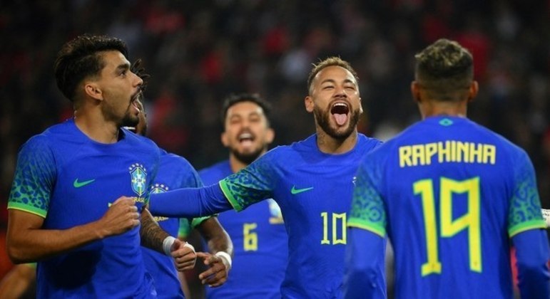 Neymar comemora mais um gol de pênalti. Jogou bem. Mas caiu nas provocações, como juvenil