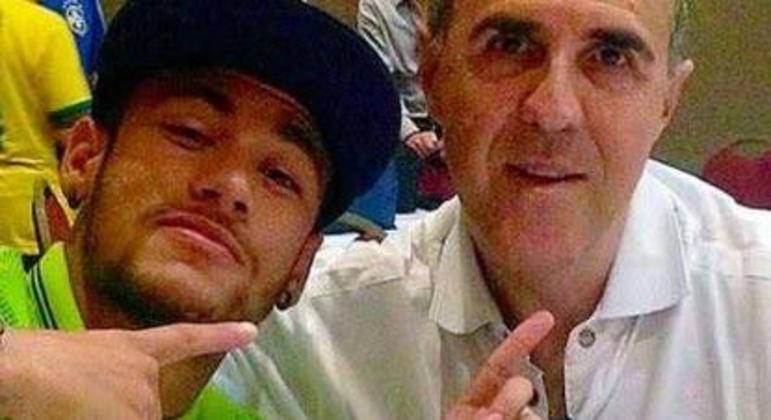 Neymar e Wagner Ribeiro. Os dois seguem muito próximos. "Ele quer jogar a Copa", garante o empresário