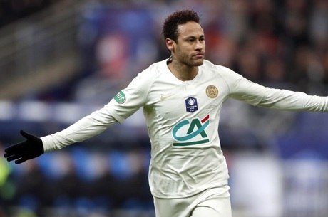 Mãe de Neymar parte em defesa do jogador após ele agredir torcedor