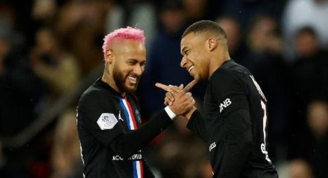 Neymar aproveita o baixo nível do Francês. Faz gols e se diverte com Mbappé