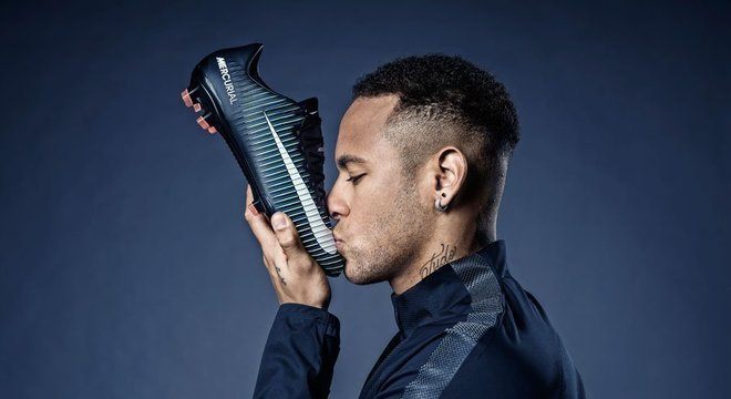 Neymar beija a chuteira Nike. Foram 15 anos de parceria rompidos