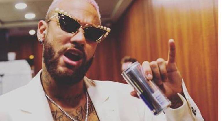 Enquanto vários veículos de comunicação especulam sobre sua saída do PSG, Neymar segue farreando