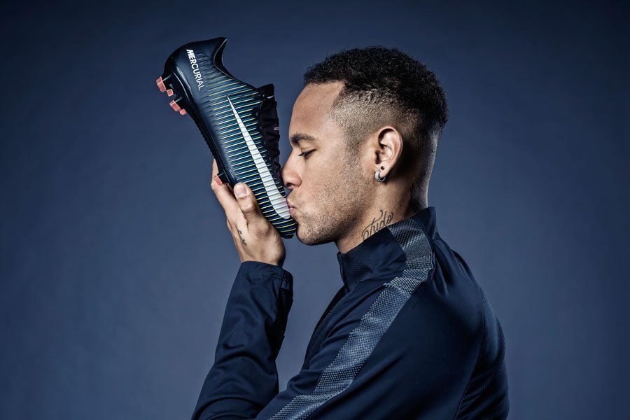 Neymar tem contrato com a Nike desde os 13 anos. 