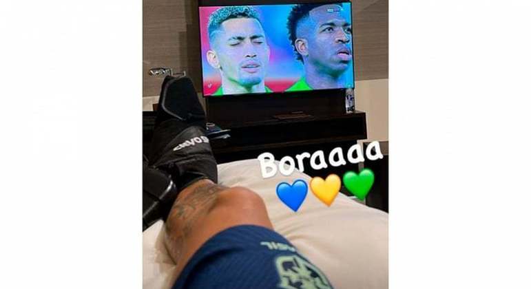 Neymar postou uma foto em que assistia ao jogo do Brasil. Pé inchado. E, agora, febre