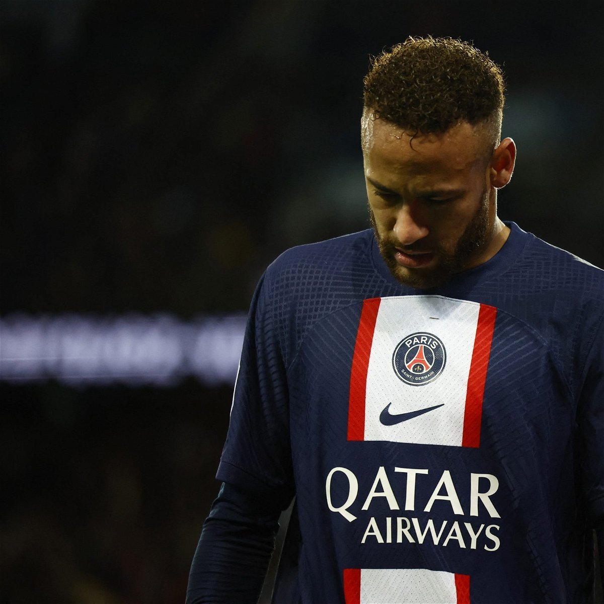 Vaiado pela expulsão, Neymar deixou o estádio do PSG antes do final da partida. Momento difícil