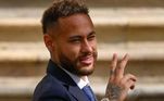 Neymar se livra de acusações de fraude na EspanhaA promotoria espanhola pedia dois anos de prisão e uma multa de R$ 52 milhões no processo que investigava corrupção e fraude na transferência do jogador do Santos para o Barcelona. Nos dias finais do julgamento, todas as acusações contra Neymar, seu pai, o ex-presidente do Santos e os ex-presidentes do Barcelona foram retiradas