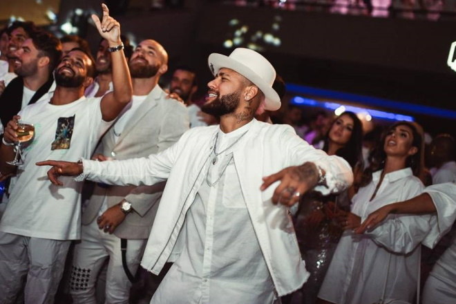 Farras que começam à noite e terminam no dia seguinte. Rotineiras para Neymar