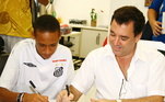 Com 14 anos (2006), o adolescente Neymar, ainda atacante das categorias de base do Alvinegro Praiano, assina um contrato de mais de R$ 1 milhão de reais com o Peixe