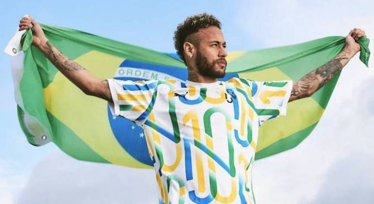 Neymar seguiu gesto de demais esportistas e postou foto com a bandeira do Brasil às costas