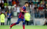3. Barcelona – 2013 Neymar optou, junto com seu pai, em defender o Barcelona em 2013. O clube já contava com Messi e, a partir de 2014/2015, teria Luis Suárez em seu elenco. O trio protagonizaria um dos melhores ataques do futebol europeu, conquistando a tríplice coroa (Campeonato Espanhol, Copa do Rei e Liga dos Campeões) naquela temporada