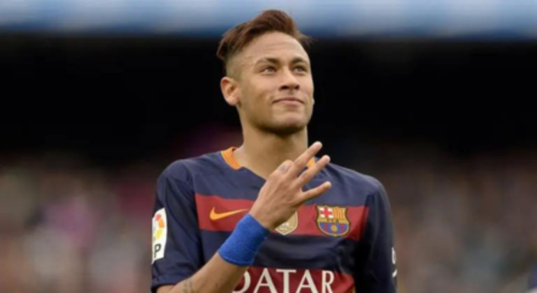 O começo de Neymar, no entanto, não teve o mesmo brilho das suas outras passagens. O craque foi lançado aos poucos, assim como no Santos, e não iniciou sua era no Barcelona como titular. Sua primeira partida foi em um amistoso de pré-temporada, contra o Lechia Gdansk, na Polônia. O brasileiro entrou aos 34 minutos do segundo tempo, no lugar de Alexis Sánchez. Pouco fez nesses 12 minutos em campo