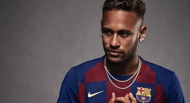 Neymar posou com a nova camisa do Barcelona