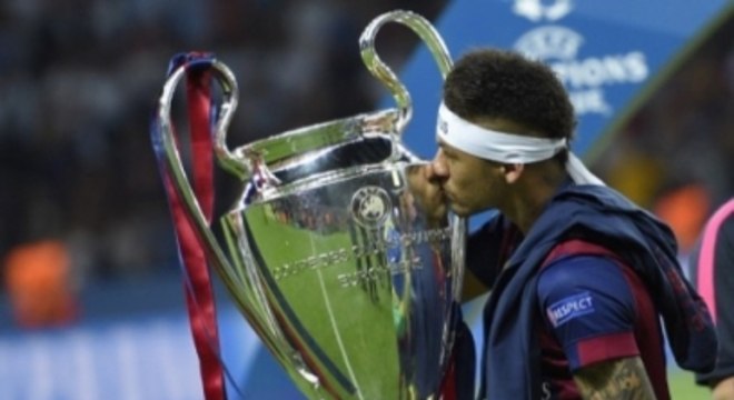 Neymar beija o troféu da Liga dos Campeões de 2015 que ganhou pelo Barcelona