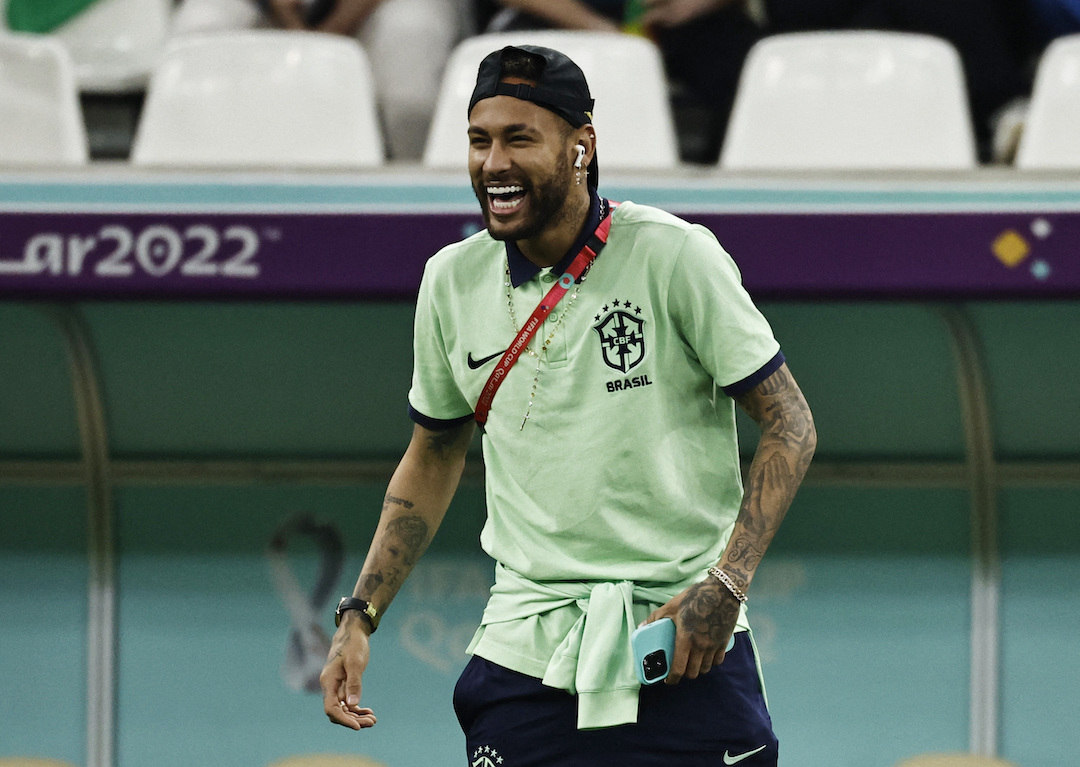 Neymar fez questão de subir para o campo, juntamente com a seleção, para mostrar ao mundo que melhorou