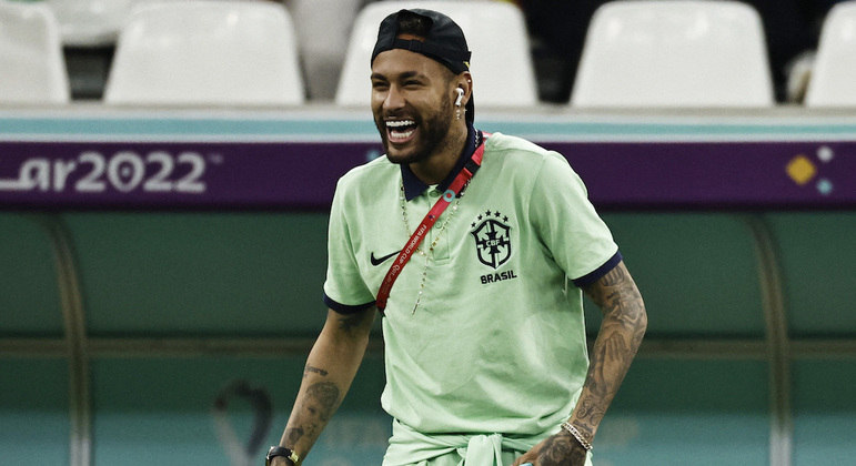 Neymar apareceu sorridente no telão do estádio Lusail e fez a alegria da torcida do Brasil