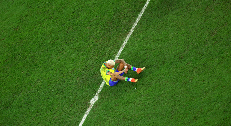 Neymar passou longo tempo desolado no centro do gramado após a eliminação do Brasil