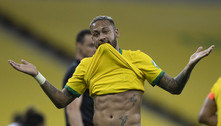 Neymar mostra barriga no primeiro gol após ser chamado de gordo
