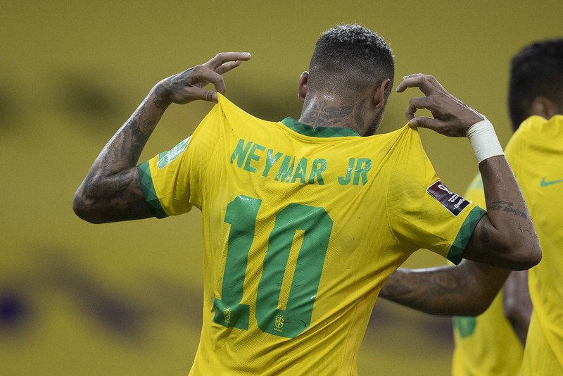 Neymar se elogiou nas redes sociais após a vitória contra o fraco Peru. Jogo que conseguiu ser suspenso
