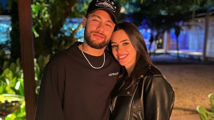 Bruna Biancardi deu à luz Mavie na manhã de sexta-feira (6). A filha da influenciadora e Neymar Jr. nasceu em São Paulo, e, enquanto a modelo estava na sala de parto, o jogador de futebol voava de jatinho da Arábia Saudita para o Brasil. O craque joga no Al-Hilal e perdeu o nascimento da bebê. Por si só, esse já é um acontecimento controverso, mas está longe de ser a única polêmica que ronda a recém-nascida