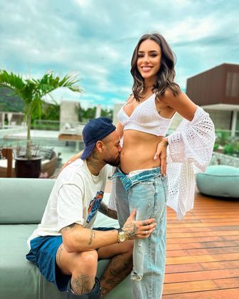 Antes do an&uacute;ncio, f&atilde;s j&aacute; desconfiavam de uma poss&iacute;vel gravidez, j&aacute; que Bruna estava h&aacute; algum tempo sem postar fotos do corpo inteiro, sempre escondendo a barriguinha que viria a se revelar gr&aacute;vida
