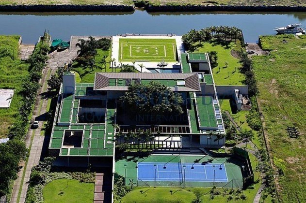 O evento ocorrerá na luxuosíssima mansão de Neymar em Mangaratiba, no Rio de Janeiro. O local tem inúmeras opções de lazer para os convidados, que vão desde a quadra de tênis a uma boate subterrâneaVEJA TAMBÉM: Até boate? Mansão de R$ 28 mi virou o 'parque de diversões' de Neymar