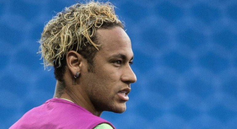 'Miojo'Antes da estreia do Brasil na Copa do Mundo de 2018, o craque apareceu com os fios mais longos e loiros. A internet não perdoou o visual e fez vários memes, apelidando o cabelo de 'miojo' e de 'NeyMart'nália'