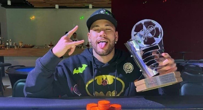 Neymar posou com o troféu de campeão após vencer torneio de poker
